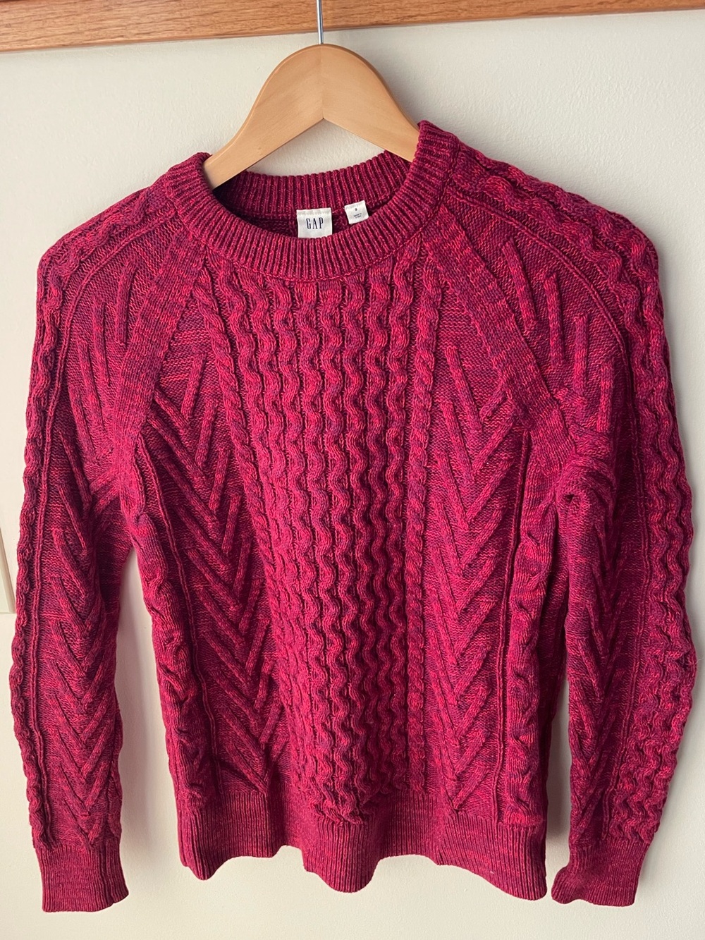 GAP Cotton Cable Knit Crewneck Sweater in Raspberry Size S